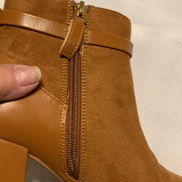 Women's size 5 chunky heels round toe ankle boots w/buckle. - Picture 7 of 10